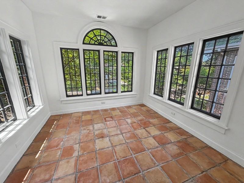 340 N Mclean Blvd #4 - Photo 3 of 26
