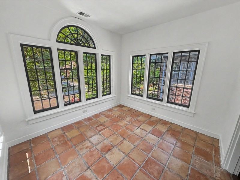 340 N Mclean Blvd #4 - Photo 4 of 26