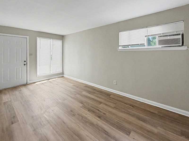 2086 Hubert Ave - Photo 3 of 14
