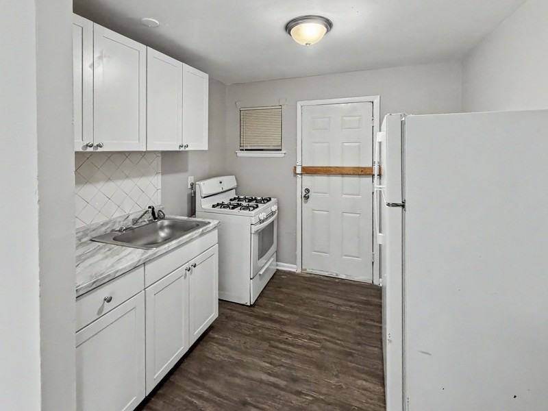 2086 Hubert Ave - Photo 4 of 14
