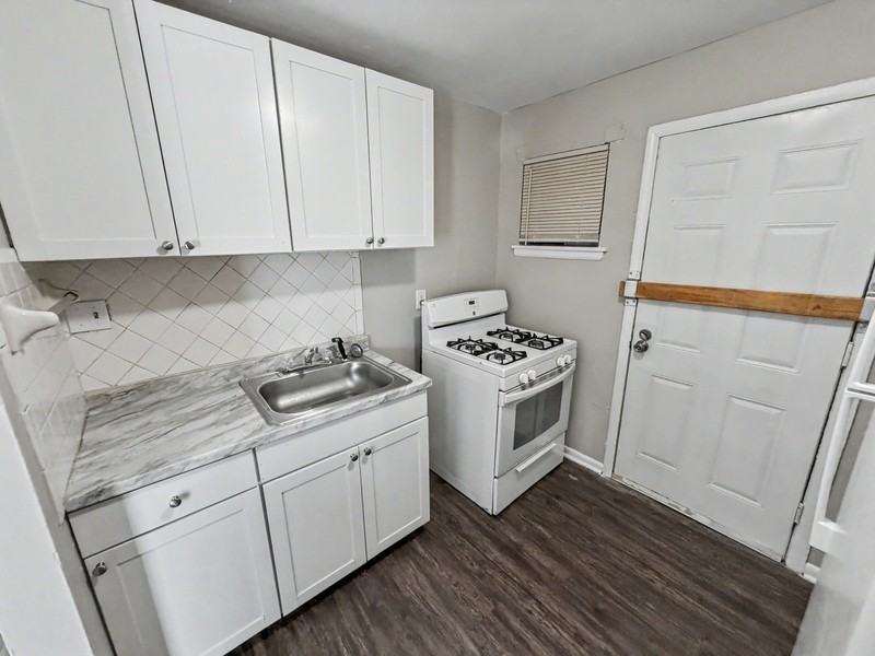 2086 Hubert Ave - Photo 5 of 14