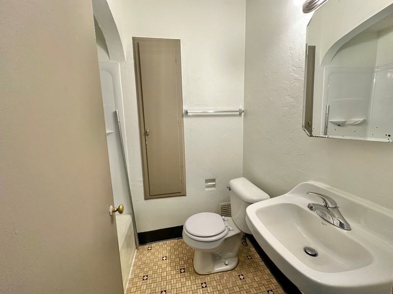 414 Dousman St - Photo 6 of 8