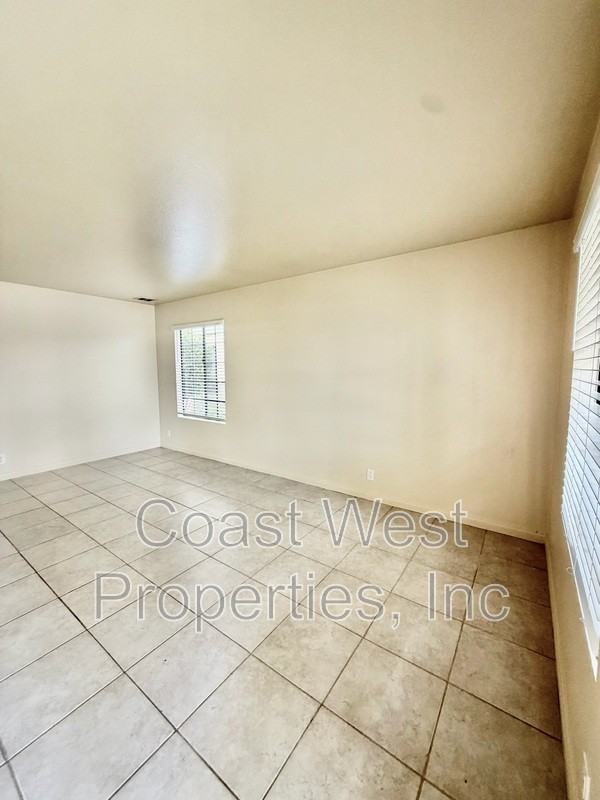 382 Acacia Ave - Photo 3 of 11