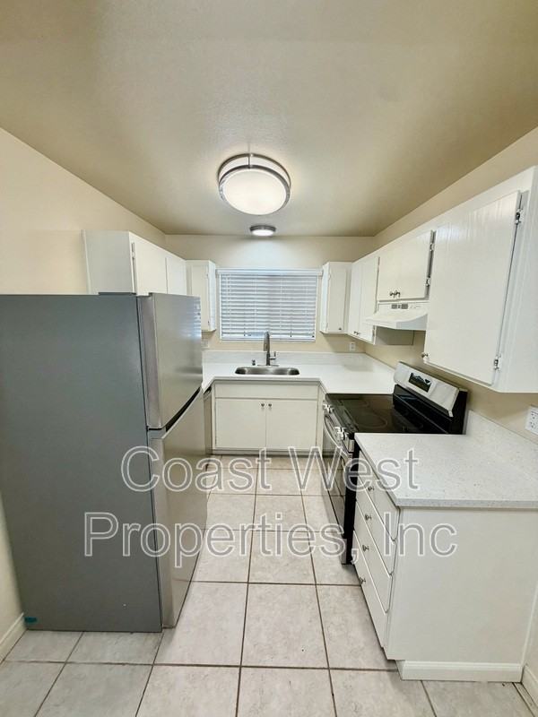 382 Acacia Ave - Photo 5 of 11