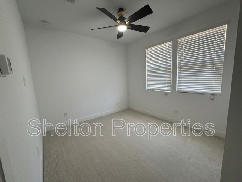 10213 W Fairmount Ave - Photo 4 of 28