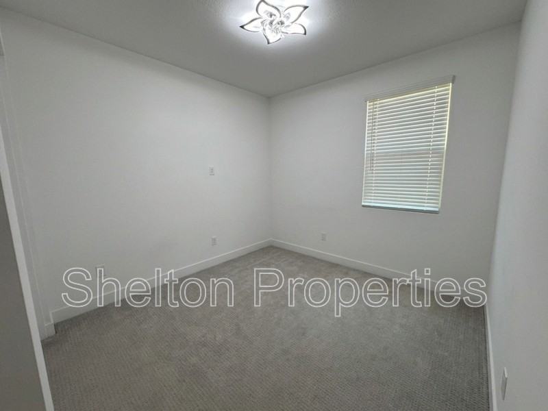 10213 W Fairmount Ave - Photo 6 of 28