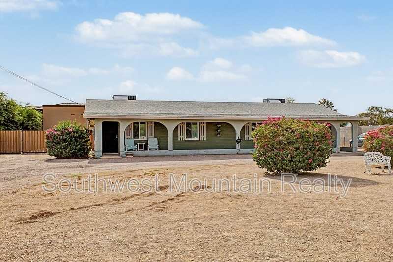 560 S Grand Dr #1 - Photo 2 of 34