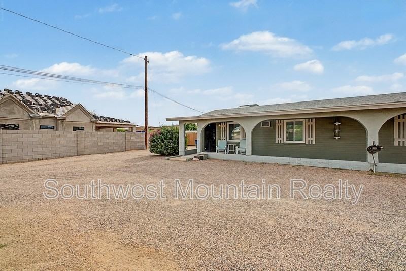 560 S Grand Dr #1 - Photo 5 of 34