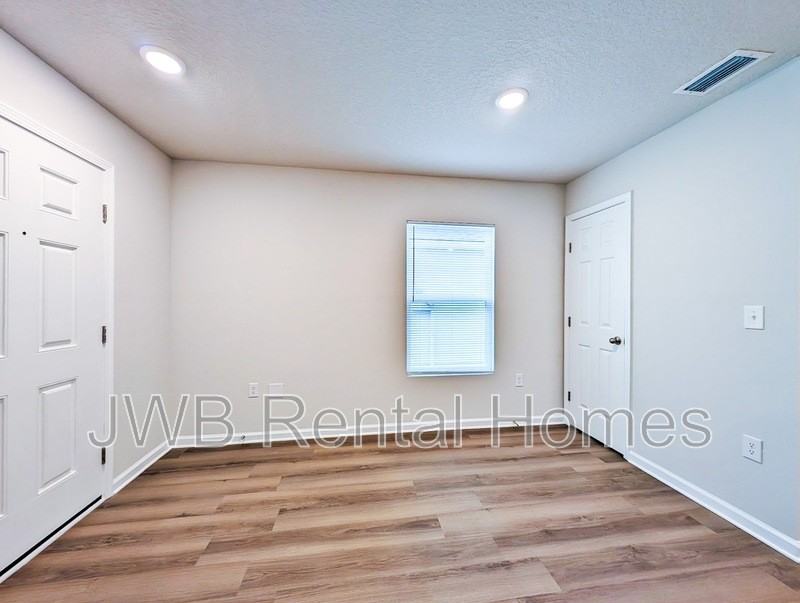 1444 W 6th St - Photo 4 of 12