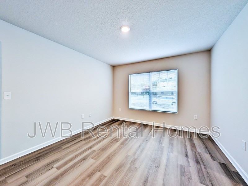 1444 W 6th St - Photo 6 of 12