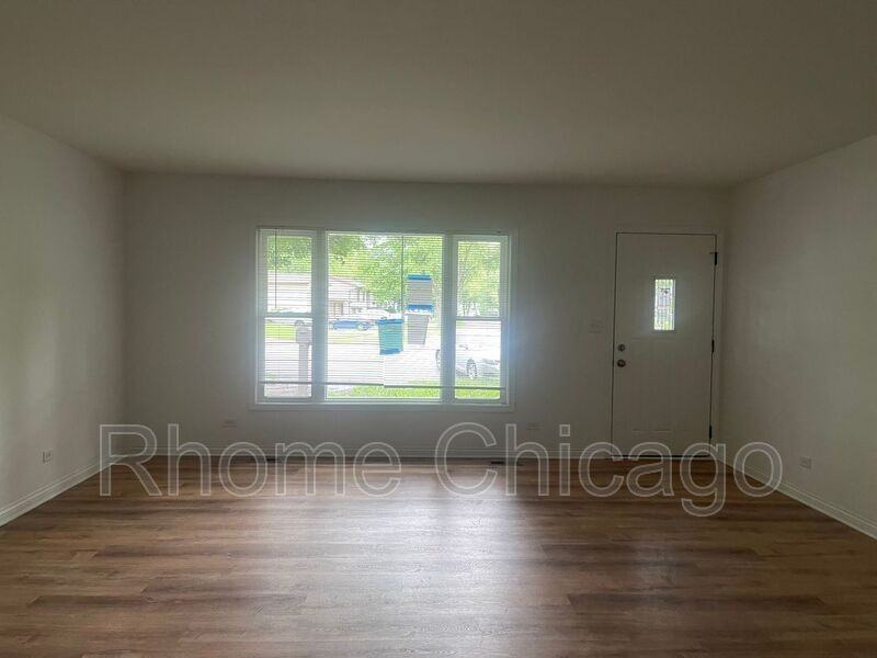 7984 Ramsgate Cir N - Photo 4 of 30