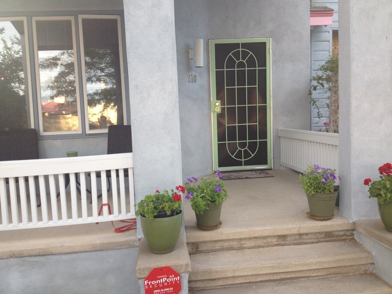 210 Edith Blvd SE - Photo 3 of 31