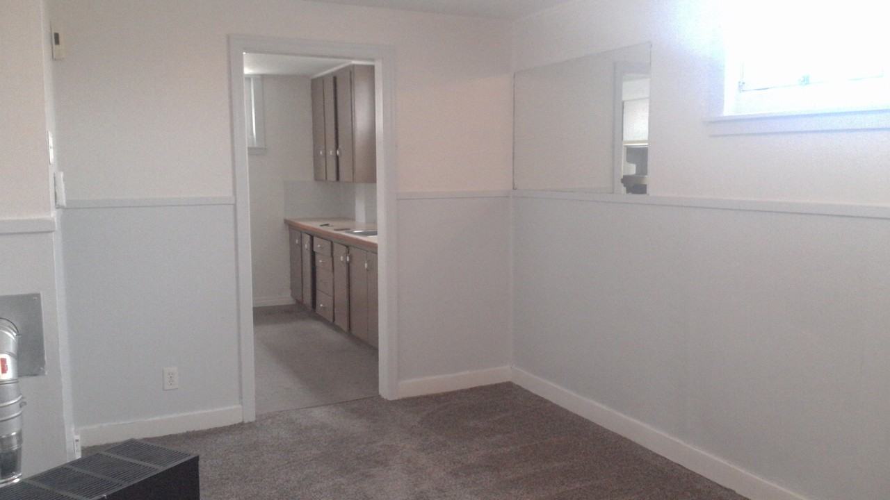 1421 1 Ave N - Photo 3 of 8