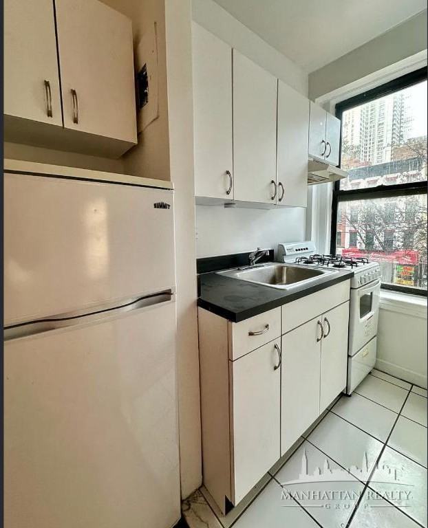 E 58th St #B08 - Photo 4 of 4
