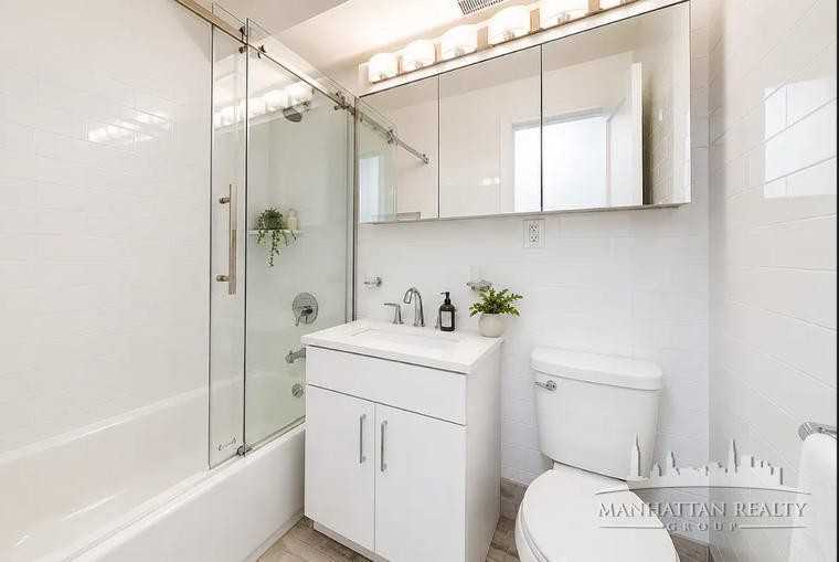 E 57th St #17C - Photo 3 of 4