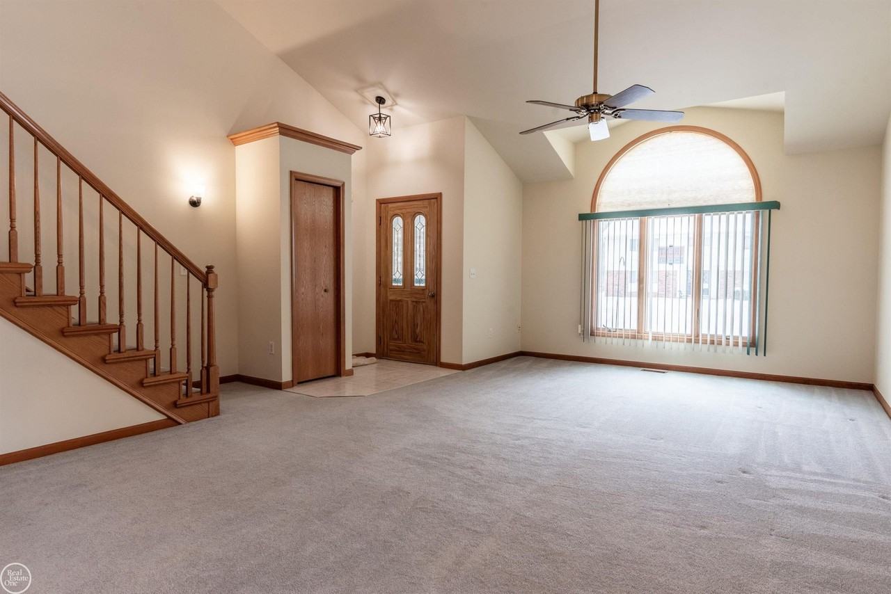33527 Roselawn St - Photo 4 of 28