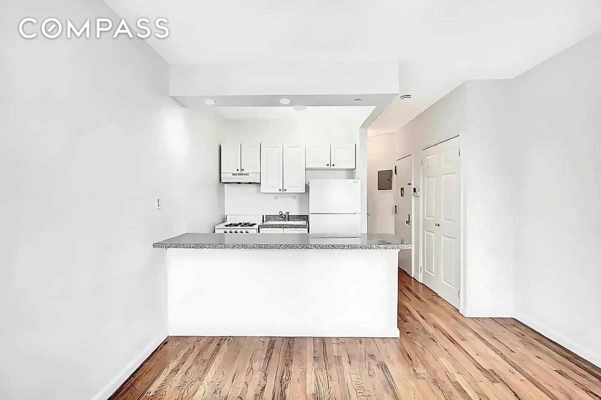 422 Amsterdam Ave #2C - Photo 2 of 8