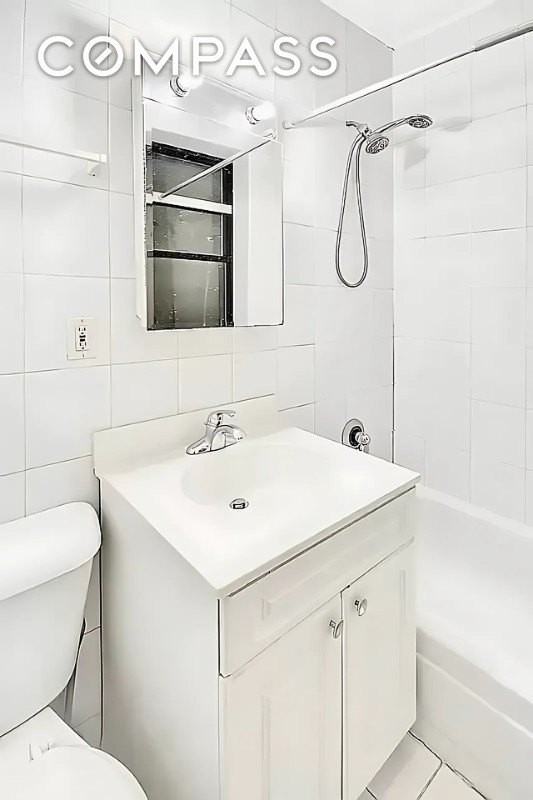 422 Amsterdam Ave #2C - Photo 3 of 8