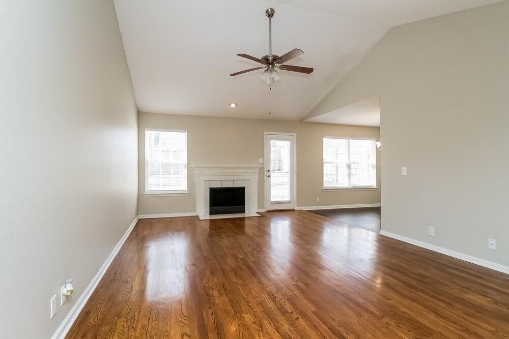 804 Winchester Close - Photo 4 of 16