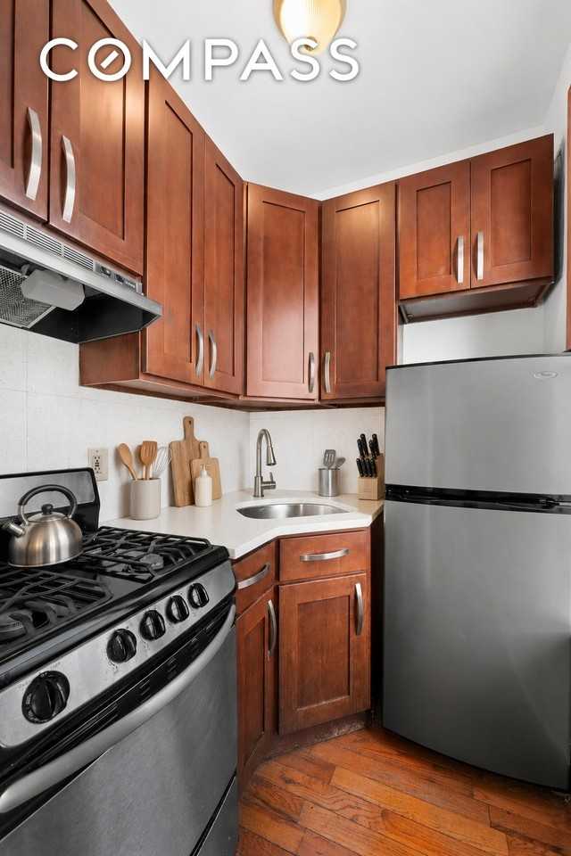 870 Hancock St #2F - Photo 3 of 5