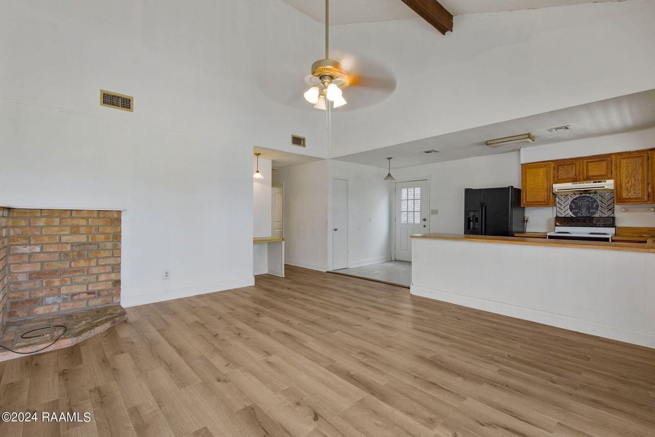 102 Rue Calliope - Photo 3 of 18