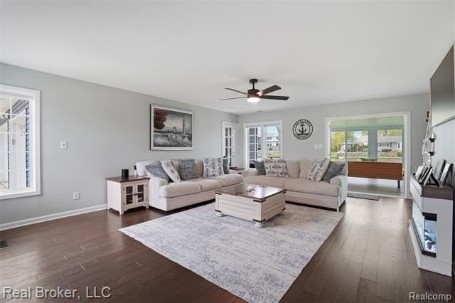 2299 Kingston St - Photo 5 of 44