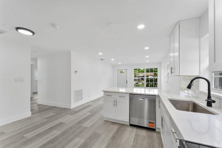 441 Northwest 2nd Avenue - Photo 3 of 8
