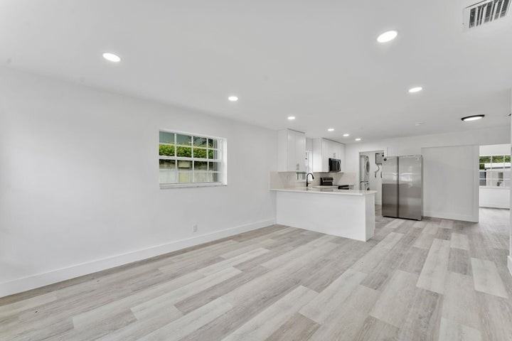 441 Northwest 2nd Avenue - Photo 4 of 8