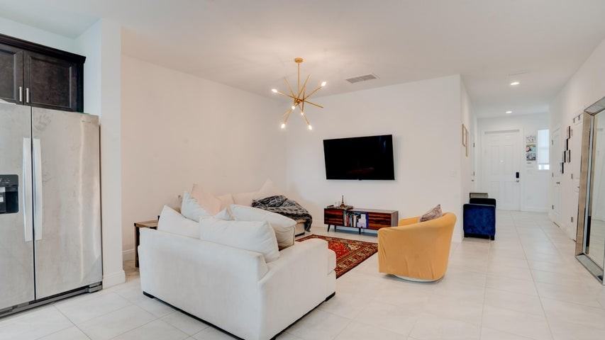 576 Parsons Way - Photo 3 of 8