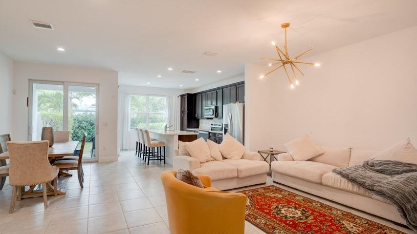 576 Parsons Way - Photo 4 of 8