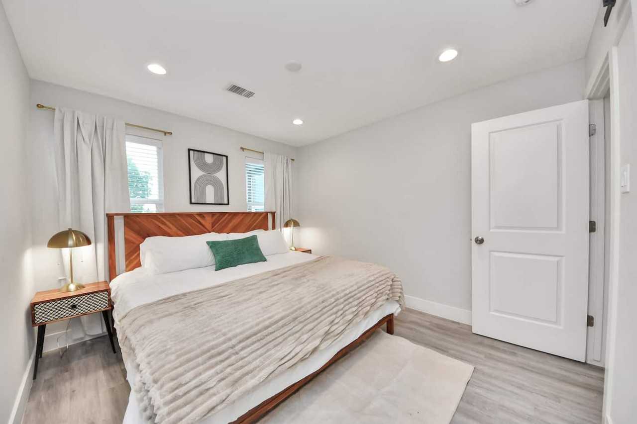 2907 Cleburne St #1589100P - Photo 7 of 48