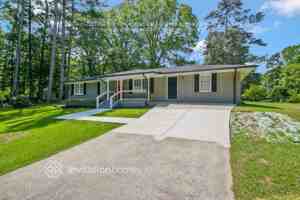featured image of 1665 Elmwood Dr