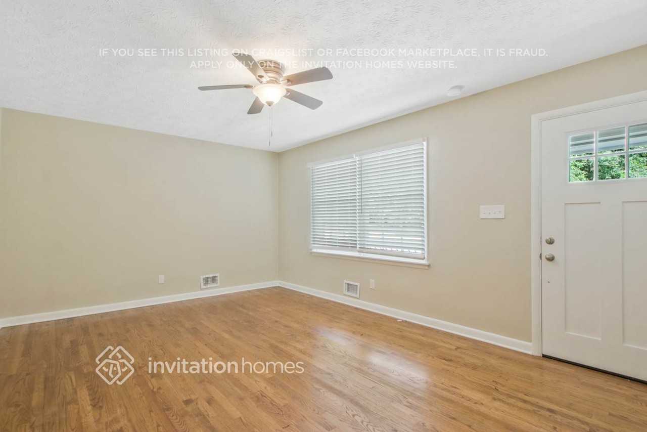 1665 Elmwood Dr - Photo 5 of 26