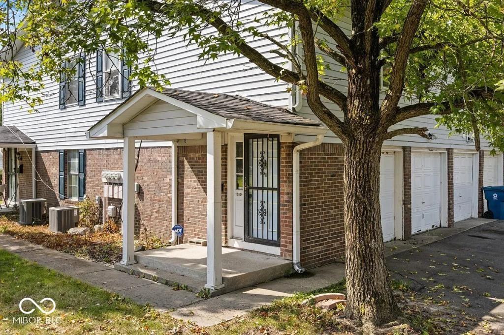 10064 Penrith Dr - Photo 4 of 16