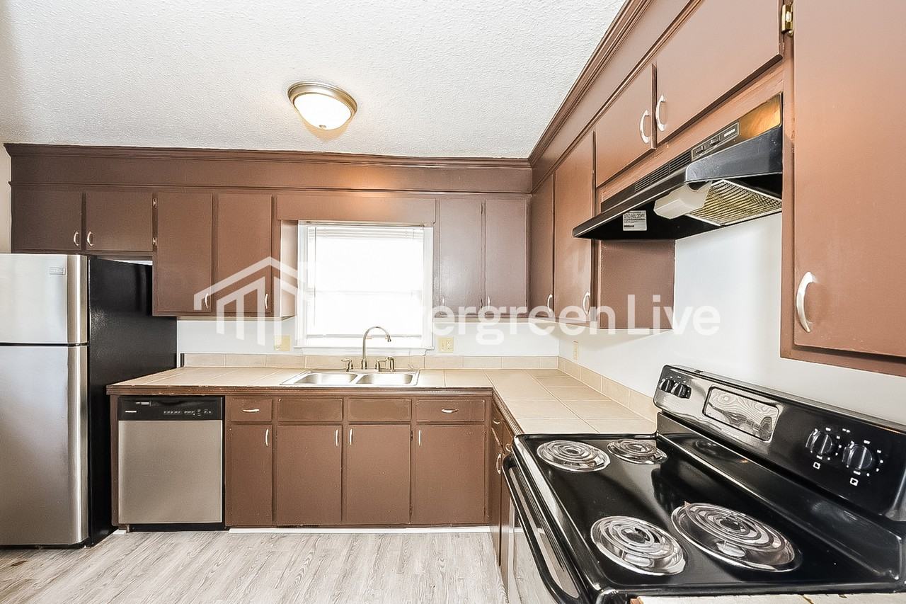 411 Grantham Rd - Photo 4 of 10