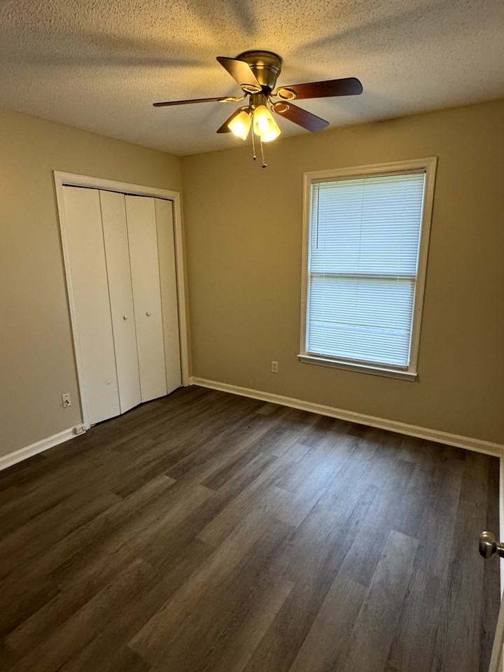 2487 Wensley Dr - Photo 2 of 9