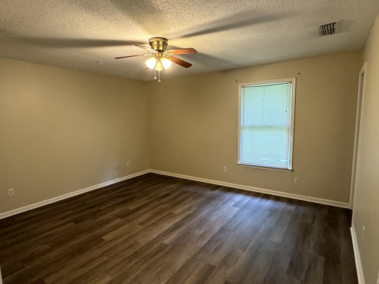 2487 Wensley Dr - Photo 3 of 9