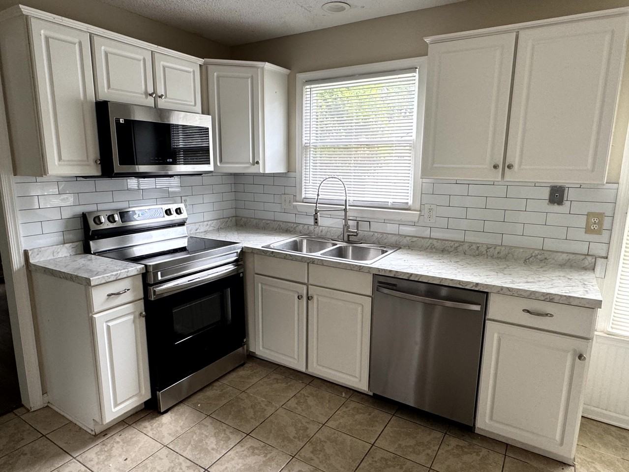 2487 Wensley Dr - Photo 5 of 9