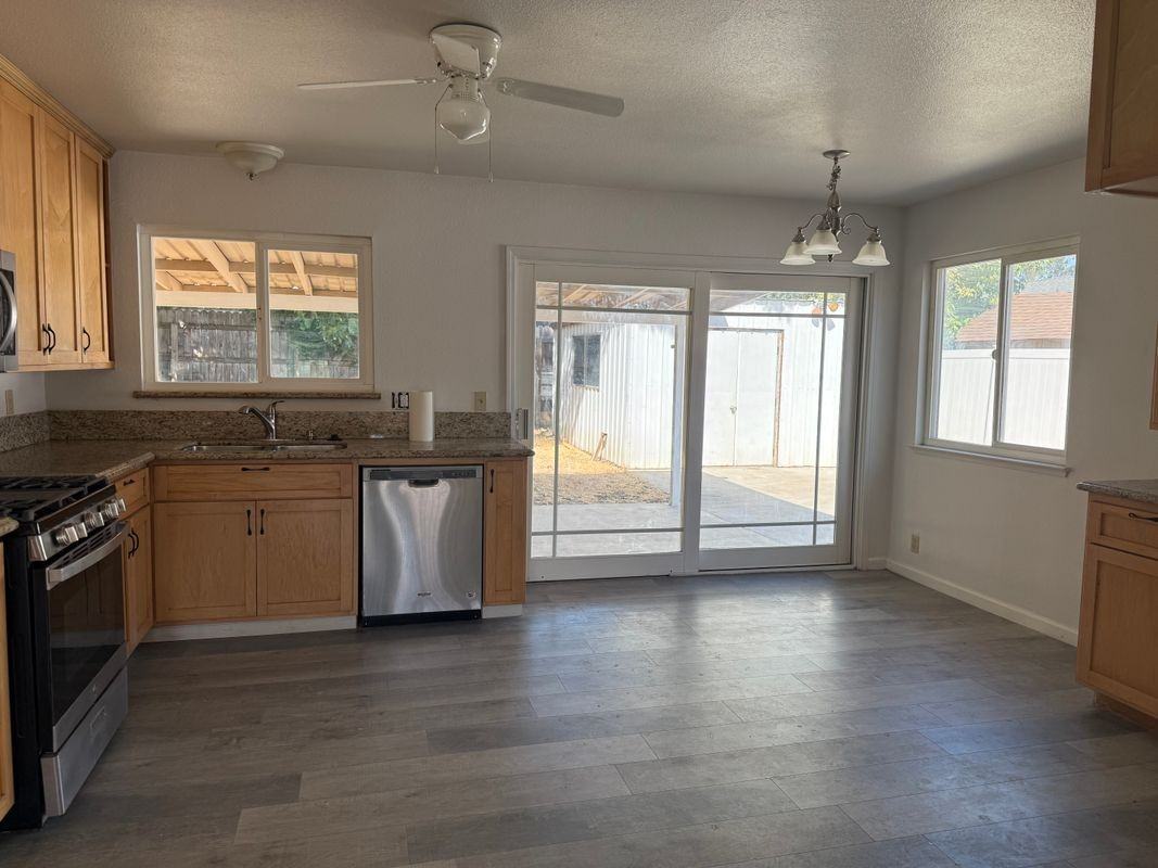 879 Baywood St - Photo 7 of 9