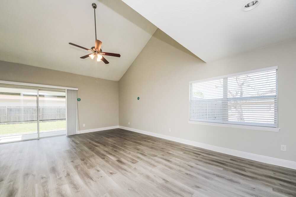 11100 Hambley Ave - Photo 4 of 17