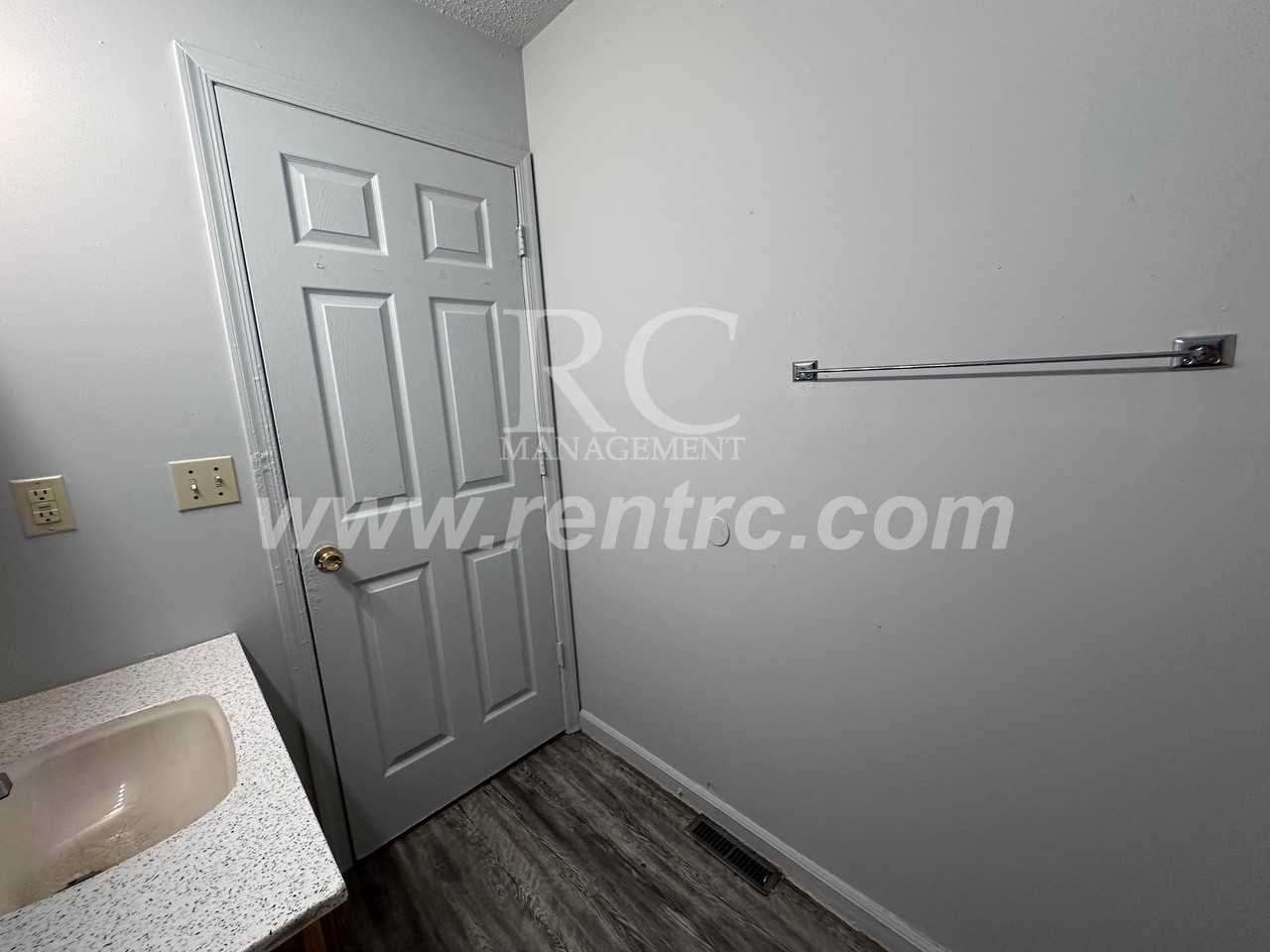 517 W English St #W - Photo 5 of 18