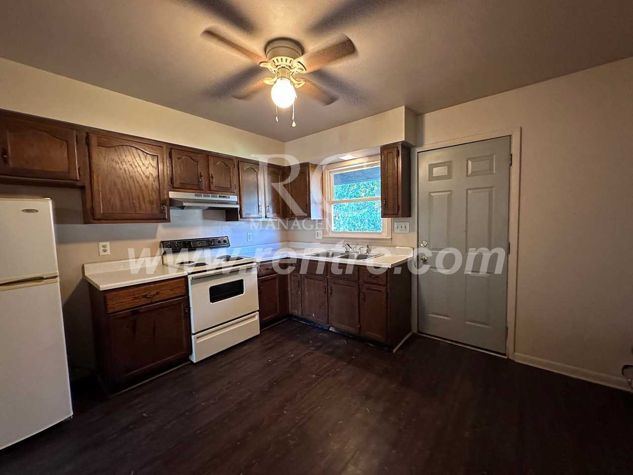 802 Bryan Ave Apt G - Photo 2 of 11