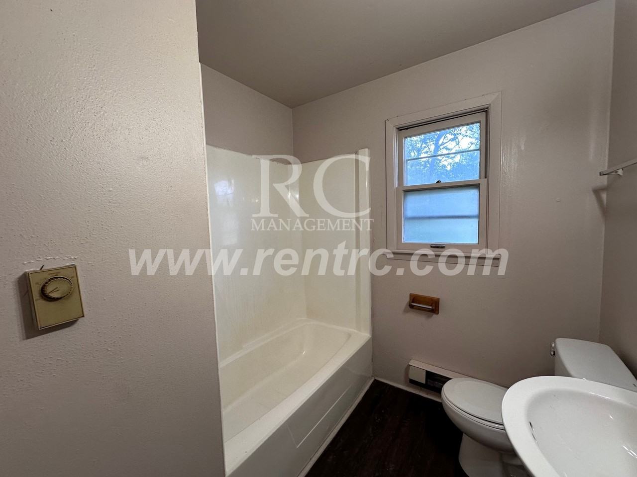 802 Bryan Ave Apt G - Photo 4 of 11