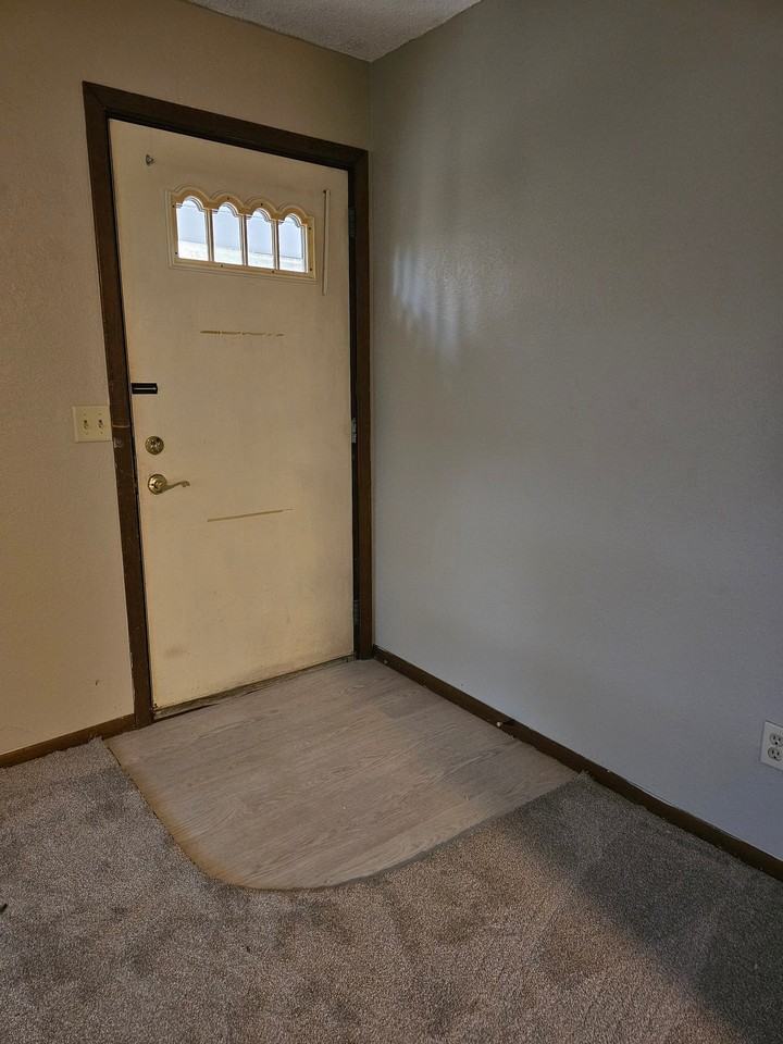 138 N Agency St #4 - Photo 3 of 11