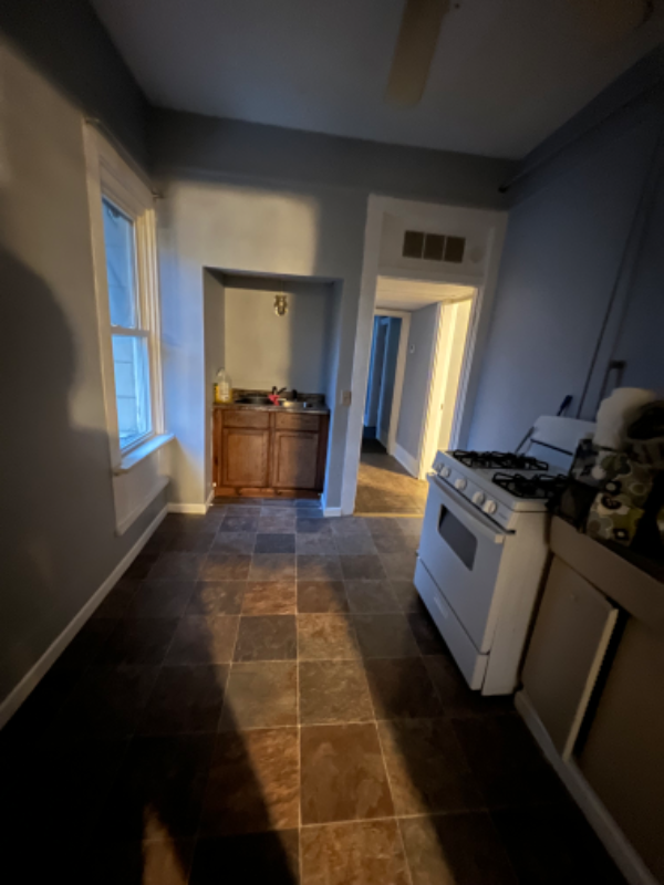 418 1/2 Washington St - Photo 4 of 22