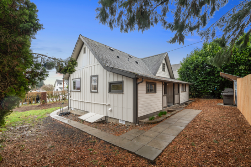 207 Avenue G - Photo 4 of 26