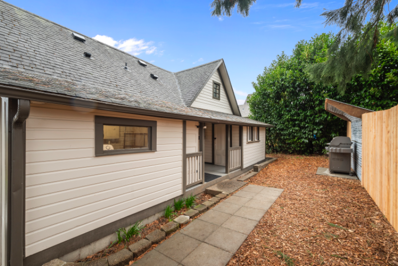 207 Avenue G - Photo 5 of 26