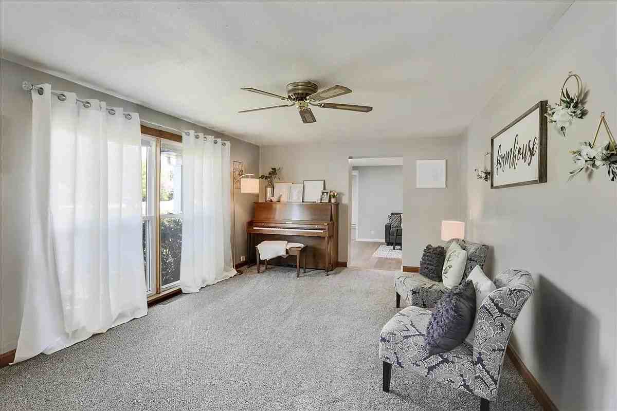 403 S Vine St - Photo 2 of 20