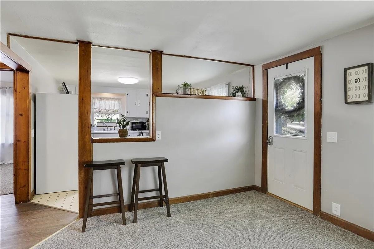 403 S Vine St - Photo 3 of 20