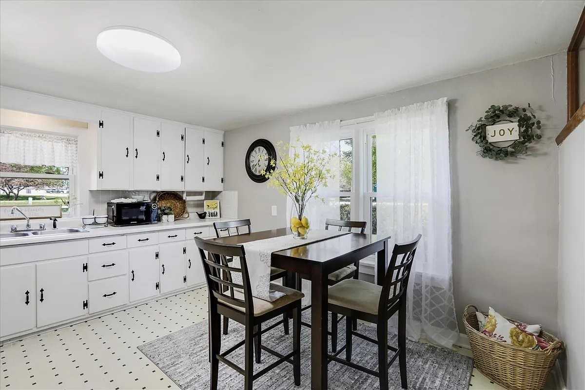 403 S Vine St - Photo 5 of 20